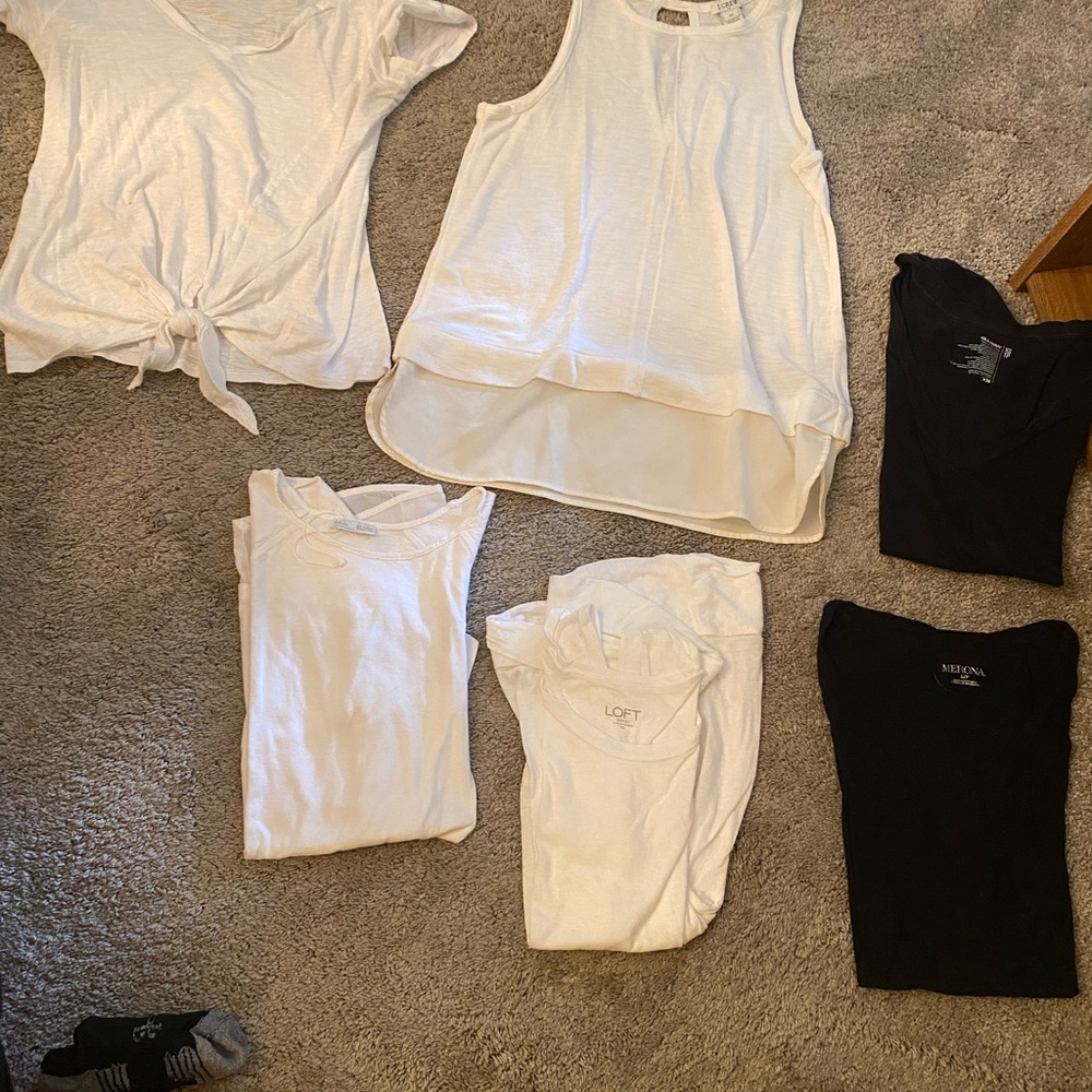 💥bundle 5 woman xs T-shirt si and tanks, 2 NWOT, others great condition